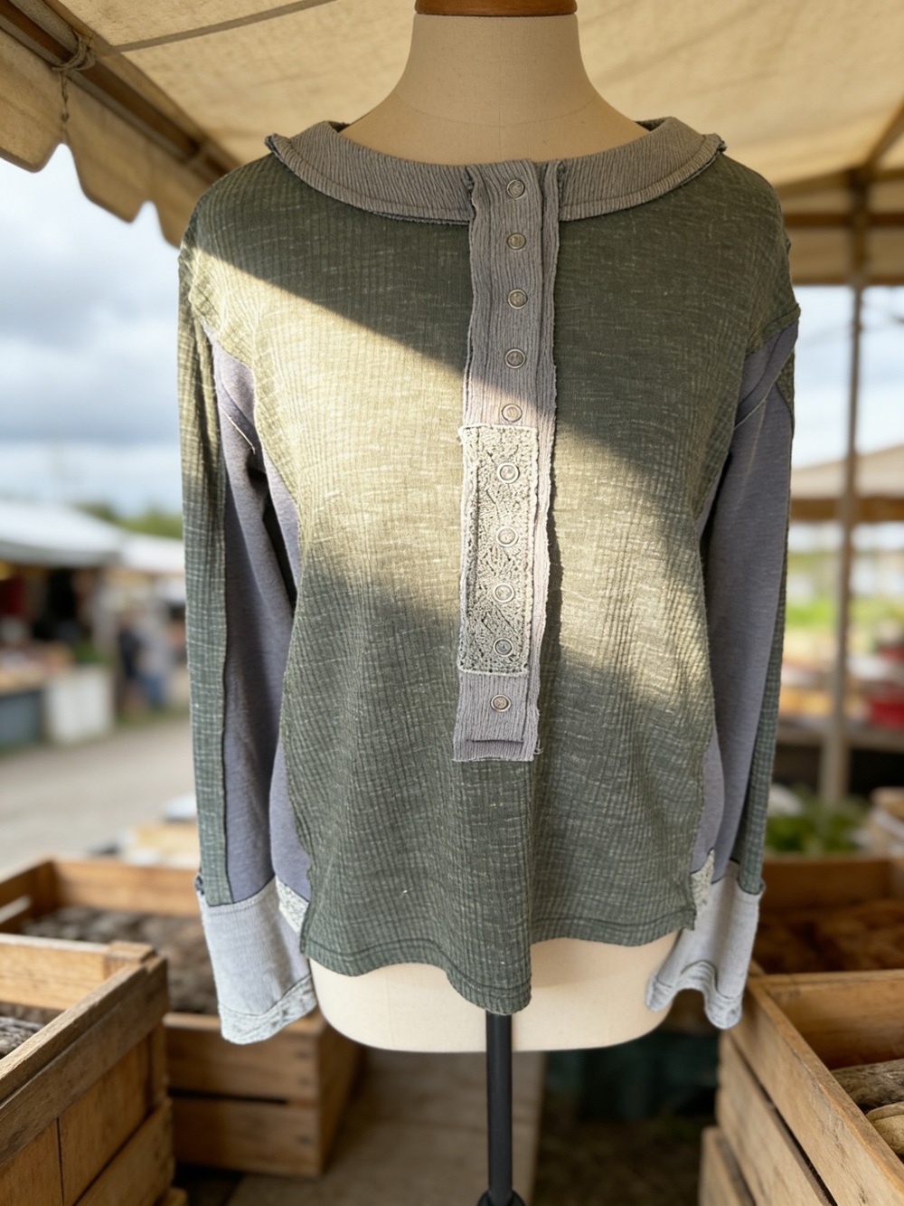 POL Color blocked Ribbed Button-Neck Top